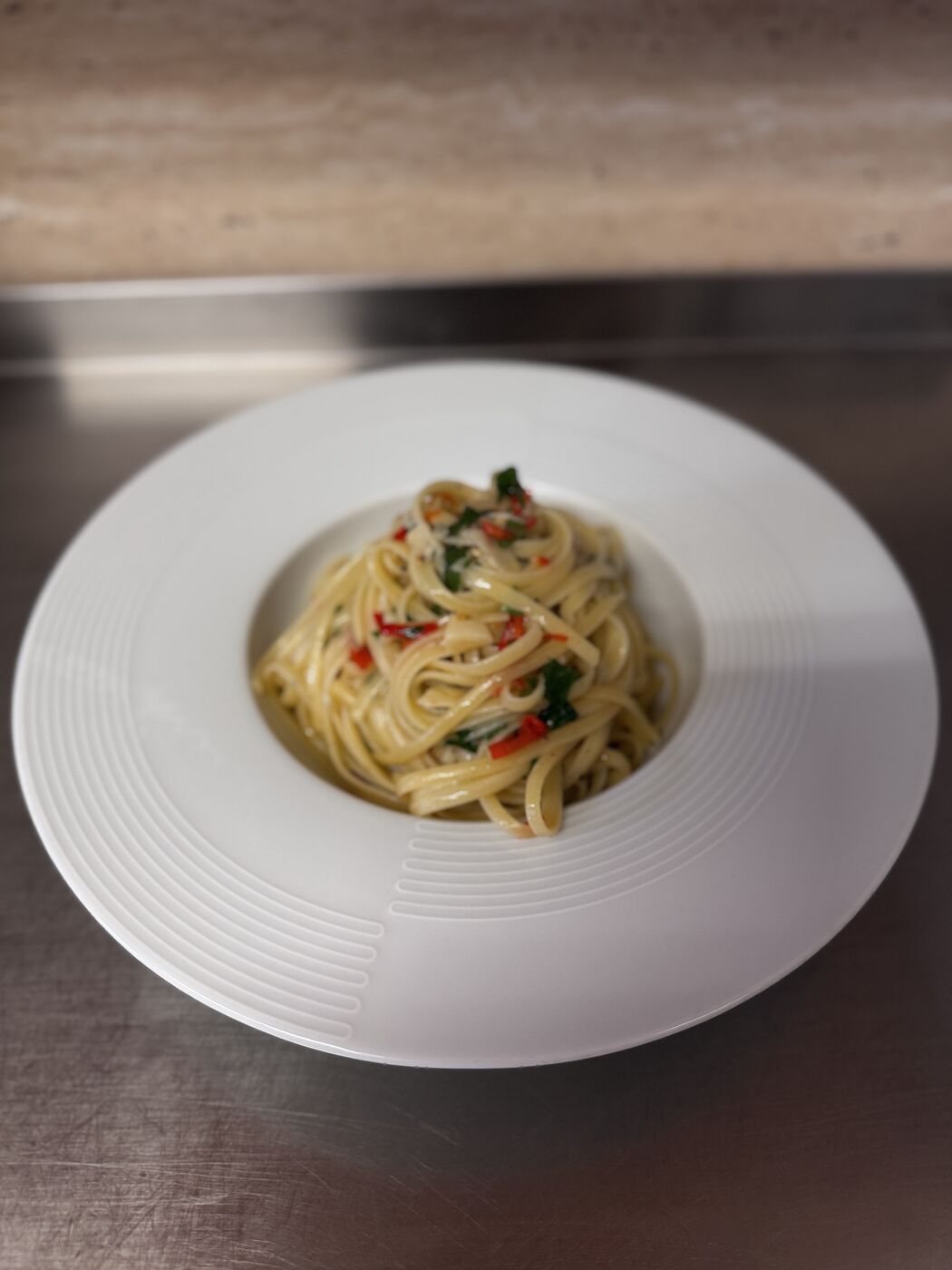 Talíř linguine aglio, olio e peperoncino